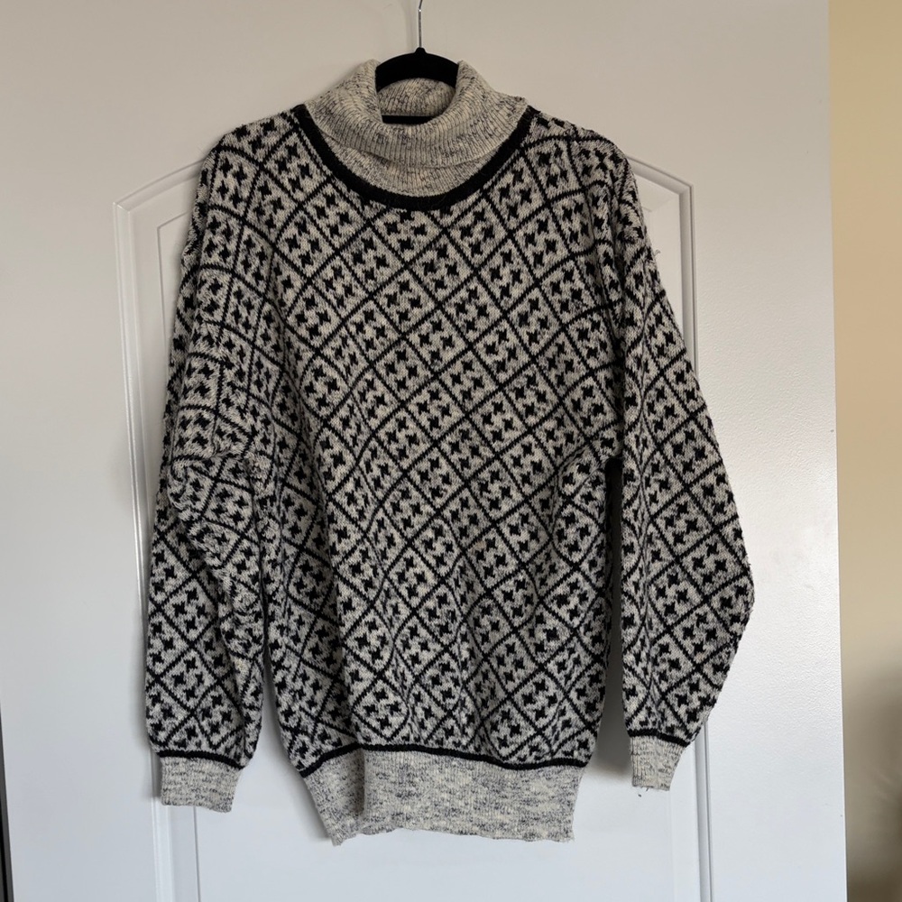 Vintage Men's Black and Cream Patterned Turtleneck Sweater